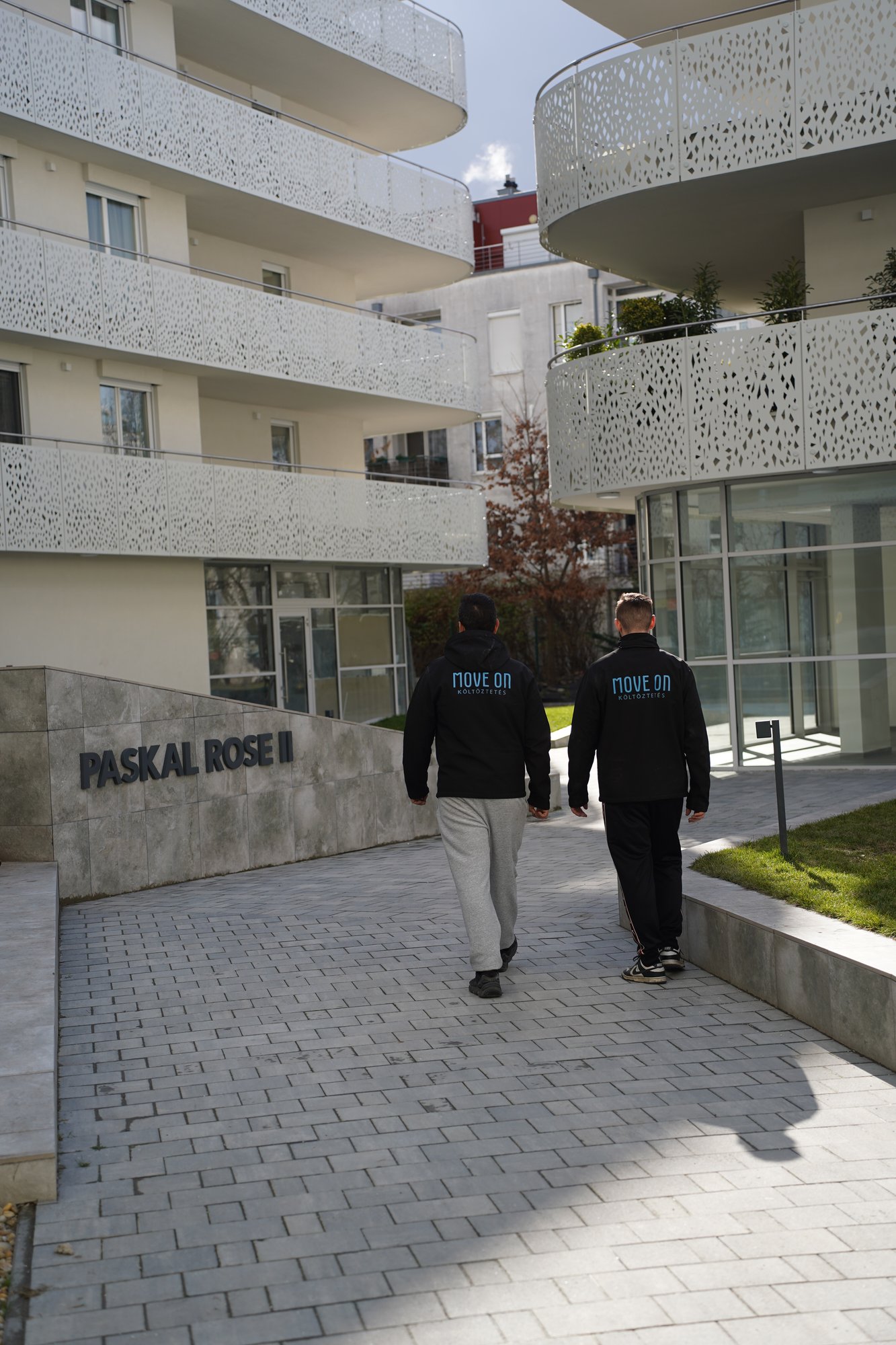 Move-ON kollégák egy modern irodaház előtt