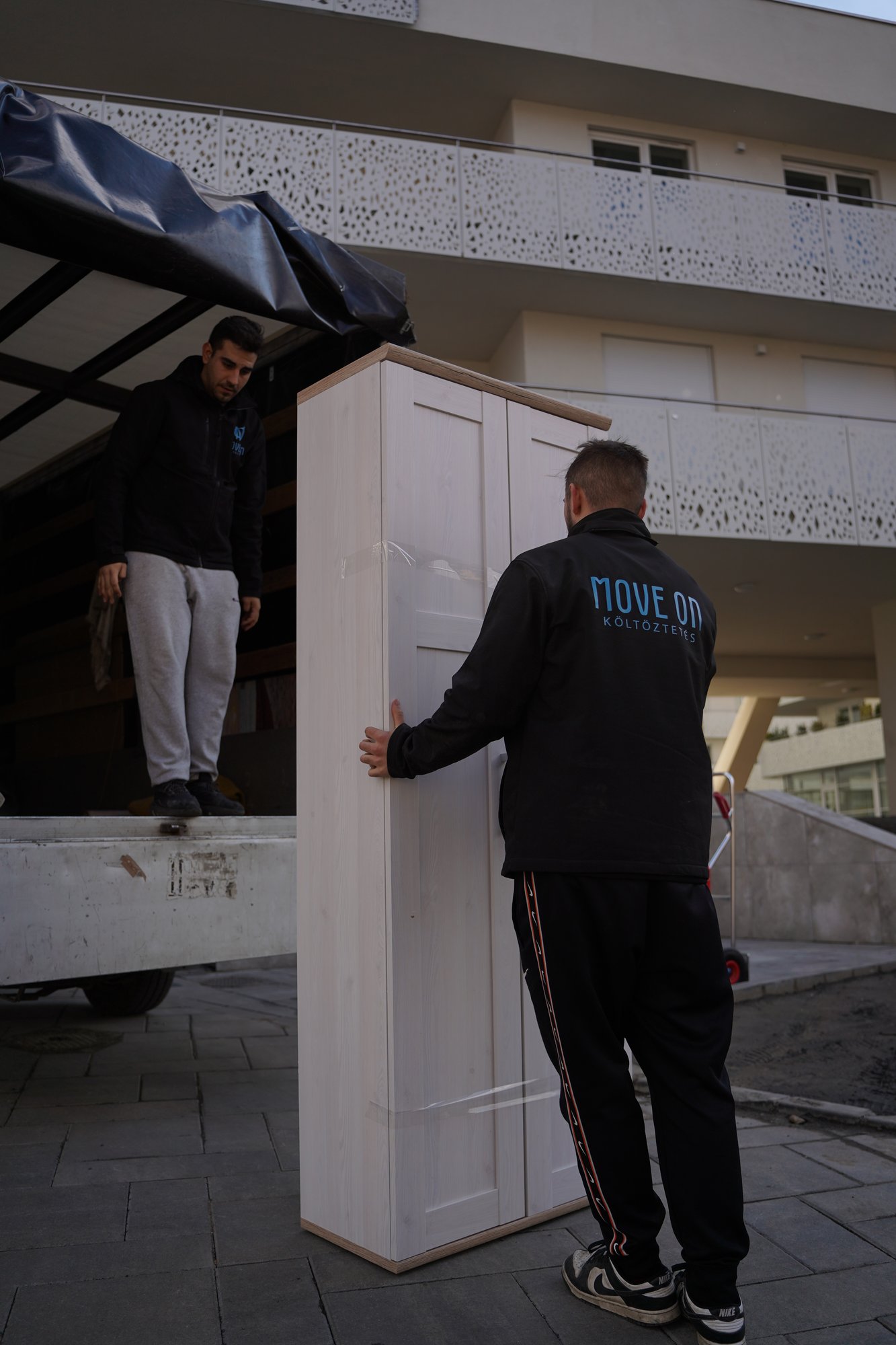 Két Move-ON kolléga fehér komódot visz