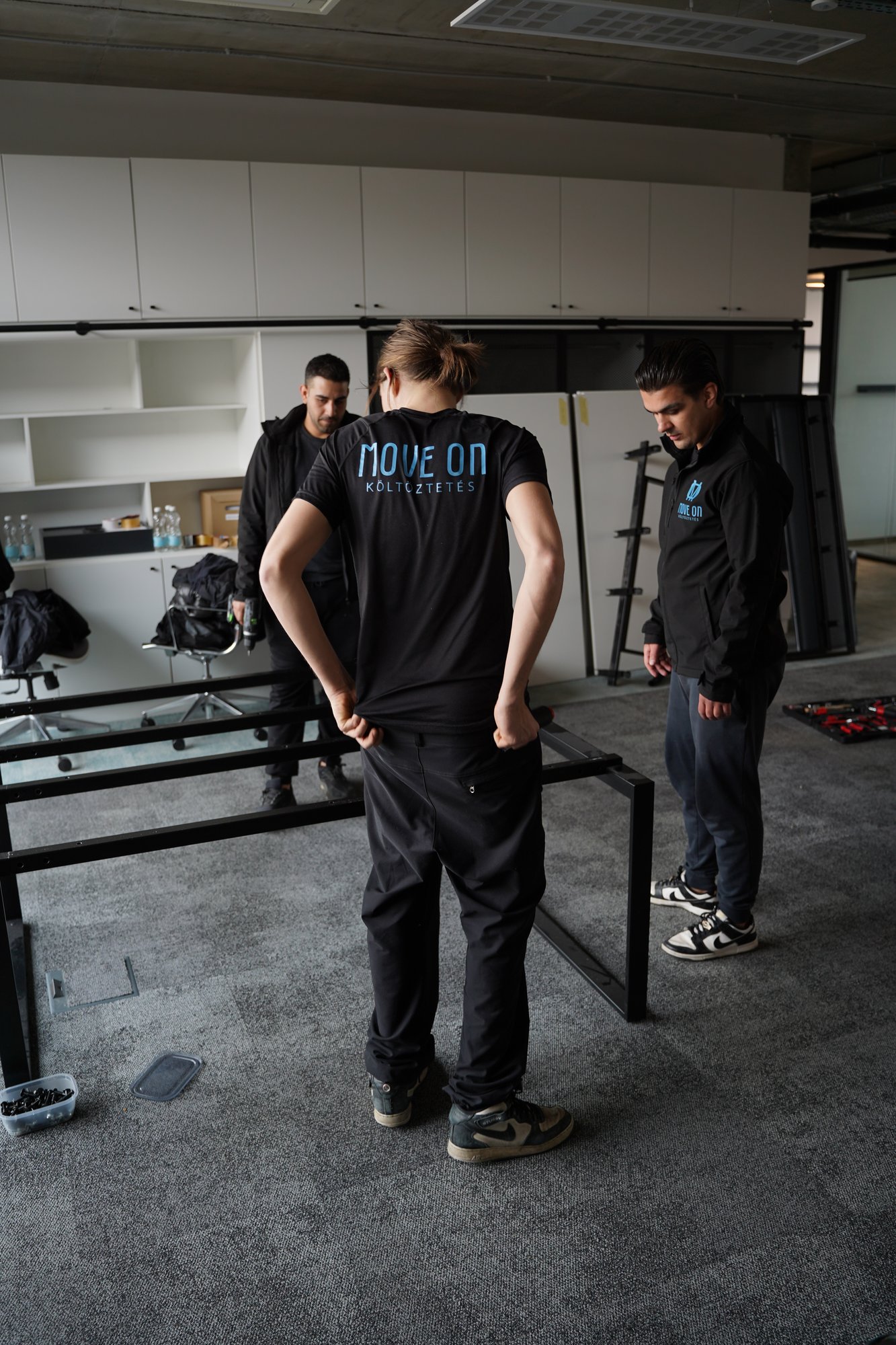 A Move-ON csapata — két egyenruhás kolléga portréja egy modern belső térben