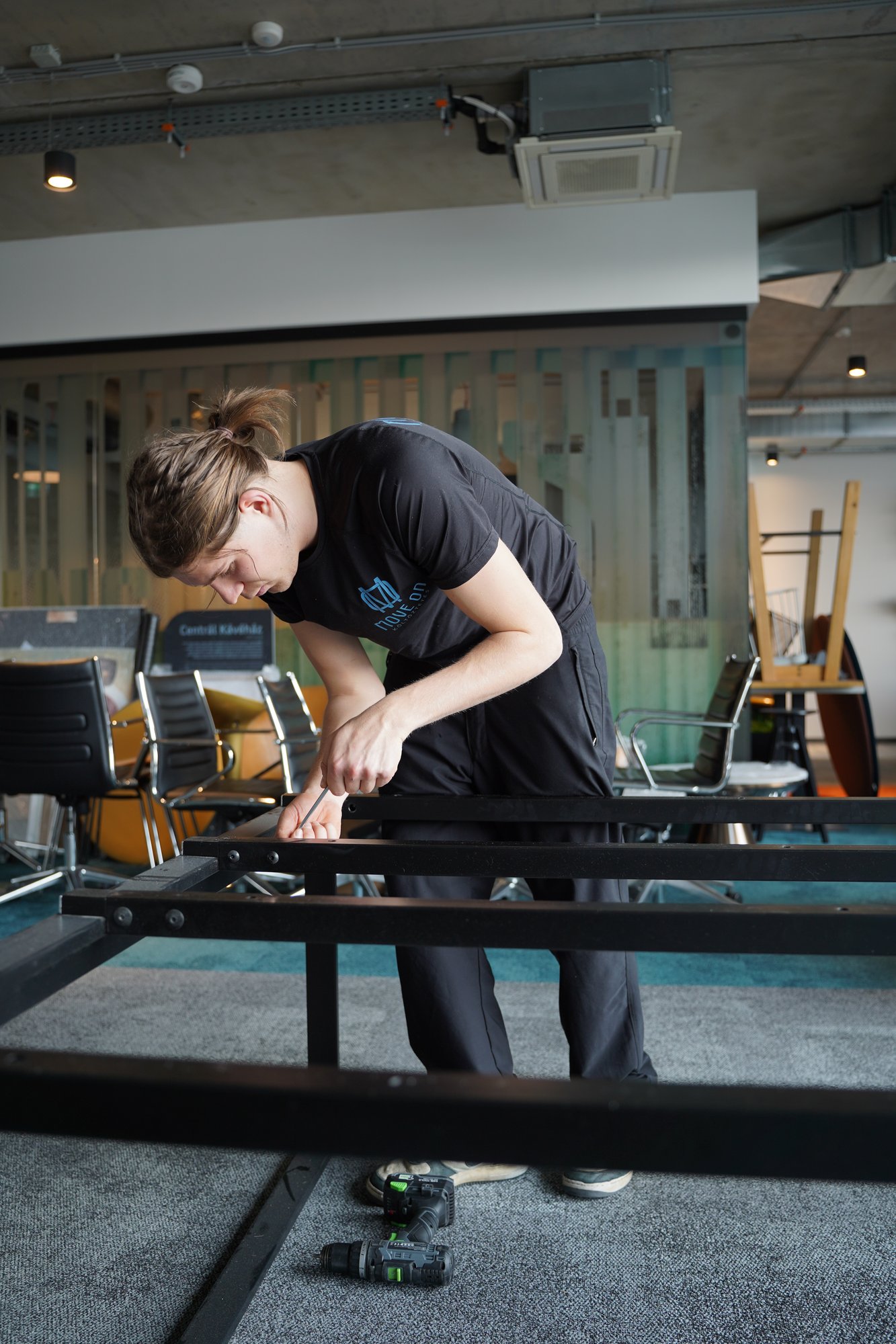 Move-ON kolléga raklapra rögzíti a csomagokat