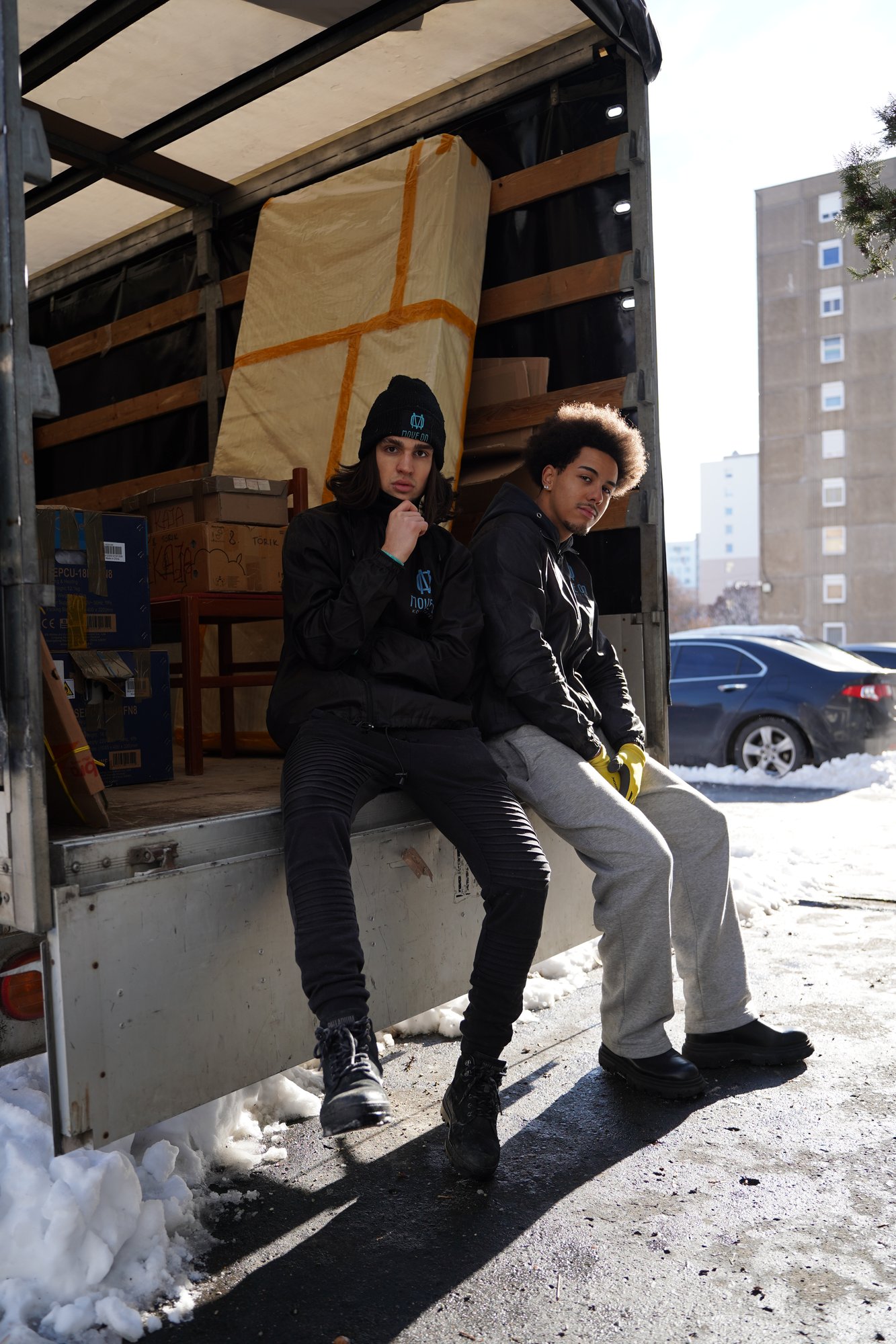 Move-ON furgon és csapat havas téli környezetben